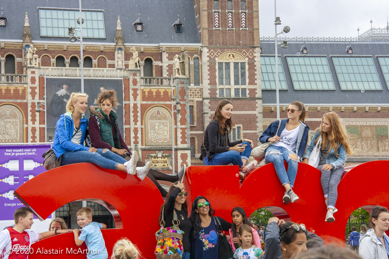 Conversations in front of the Rijksmusuem. Amsterdam 2016.